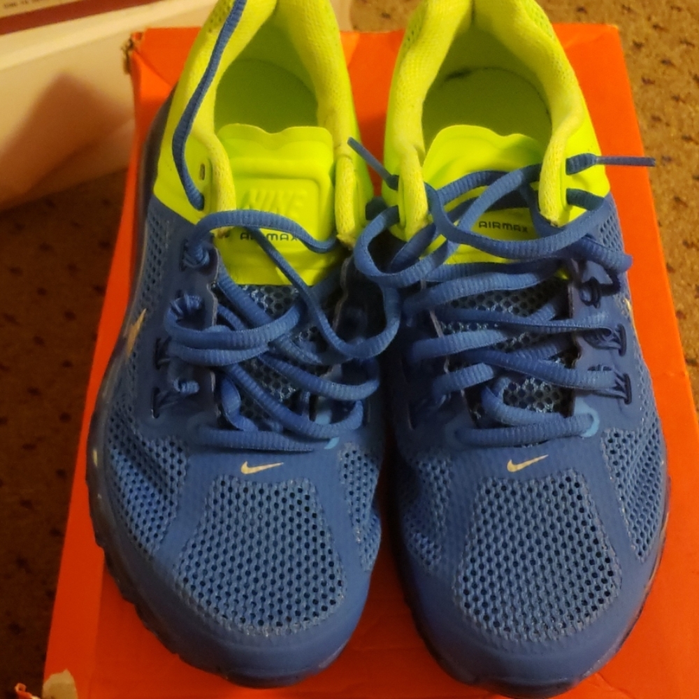 BOYS NIKE MAX 2013 Size 7y